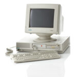 PC mit SINIX-Betriebssystem. Hardwarekomponenten: Systemeinheit: CPU 32-bit-Prozessor 15 MHZ, Hauptspeicher 4 / Mbyte, Speicherbus Verarbeitungsbreite 32 bit, I / O-Bus (Multibus) zum Anschluss von Peripherie-Controller, serielle E / A –Baugruppen und DFÜ-Prozessor (Datenbreite 16 bit, Datenrate 2 Mbytes / sec), Festplattenlaufwerk („Slimline“) 85 Mbyte, Floppydisk 51/4 Zoll 1 Mbyte Bildschirm: Grafik-Bildschirm (720 x 540 px), umschaltbar in Alpha-Modus Siemens PC MX20, 1988 (Fotos:T. Hartmann-Universitätsbibliothek Mainz)