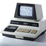 (Personal Electronic Translator), CPU: MOS-Technologie 6502, Takt 1 MHz, Kapazität 4 – 8 KB SRAM, Betriebssystem in 14 KB ROM, das zugleich BASIC-Interpreter ist, eingebauter Casettenrecorder (Datasette) zur Speicherung von Daten und Programmen Commodore PET 2001, 1977 (Fotos:T. Hartmann-Universitätsbibliothek Mainz)