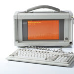 Pozessor INTEL 80286 12 MHZ, RAM 640 KB (max. 2048 KB), HDD 20 / 40 MB, 51/4 Zolll Floppy-Disk 1,2 MB, BS 10 Zoll Plasma, 80 x 25 Alpha, 640 x 400 px Grafik, Ports: seriell, parallel, Compaq DOS 3.31, “IBM-Kompatibel” Compaq Portable III, 1987 (Fotos:T. Hartmann-Universitätsbibliothek Mainz)