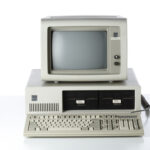 Prozessor 8088 INTEL, 4,1 MHZ, 256 KB ROM / RAM, 2 Floppy-Disk-Laufwerke (160 KB), BS 80 Zeichen, phosphorgrün-monochrom, IBM PC-DOS, Nadeldrucker. IBM PC 5105, veröffentlicht 1981, hier: 1983 (Fotos:T. Hartmann-Universitätsbibliothek Mainz)