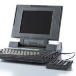 HS 640 KB (erweiterbar auf 4,6 MB), Festplatte 20 MB, Floppydisk 31/2 Zoll 720 KB, Bildschirm (640 x 400 px), Tastatur 81 Tasten, Betriebssystem MS-DOS V.3.2.
Toshiba Notebook T3100/20, 1986 (Fotos:T. Hartmann-Universitätsbibliothek Mainz)