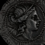 Avers mit dem Kopf der Artemis Tauropolos in makedonischem Schild (Foto: Thomas Hartmann, Universitätsbibliothek Mainz)