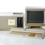 Prozessor 8088 INTEL, 4,1MHZ, 128 KB ROM / RAM, 2 Floppy-Disk-Laufwerke 5,25“ 360 KB, Betriebssystem CP/M 86, Bildschirm 80 x 25 Zeilen grün-schwarz.
Siemens PC 16-10, 1982 (Fotos:T. Hartmann-Universitätsbibliothek Mainz)