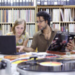 Studierende der Ethnologie recherchieren im Archiv für die Musik Afrikas. (Foto: Thomas Hartmann, Universitätsbibliothek Mainz)