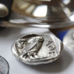 Athenische Tetradrachme mit der Eule auf dem Revers (Foto: Thomas Hartmann, Universitätsbibliothek, Mainz)