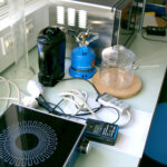 Mikrowelle, Wasserkocher, Heizplatte oder Gaskocher – was spart Energie? (Foto: Heike Funk, Lehrlabor Chemie)